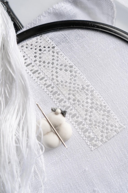 haftowany wzór na materiale